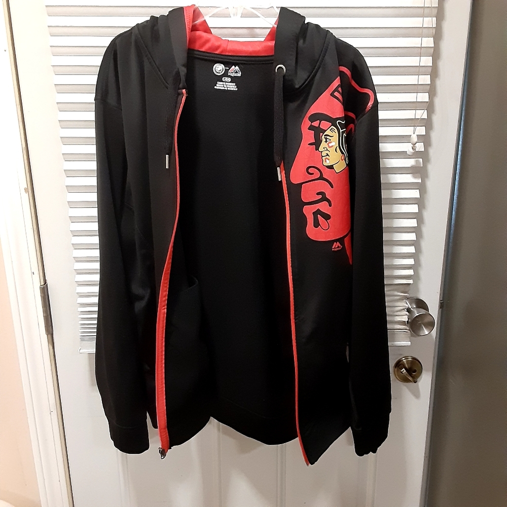 Chicago Blackhawks zipper Hoodie. Size Large. Black color.